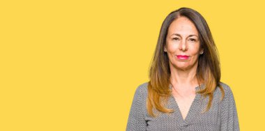 Güzel orta yaş iş kadını gevşek yüzünde ciddi bir ifade ile. Basit ve doğal kameraya bakıyor.