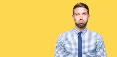 Komik yüzü ile kravat kabarık yanakları giyen yakışıklı iş adam. Ağız hava ile şişirilmiş, çılgın ifade.