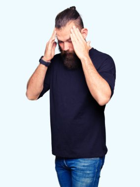 Çünkü baş baş ağrısı için üzerinde el ile rahat t-shirt giyen genç sarışın adam stres. Migren muzdarip.