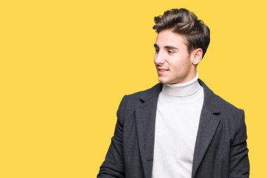 Üzerinde kış ceket giyen genç zarif adam arka plan uzak tarafına gülümseme ile yüzünde, doğal ifade arıyorum izole. Kendine güvenen gülüyor.