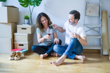 Orta yaş Senior romantik çift içinde aşk oturma üzerinde the Apartme