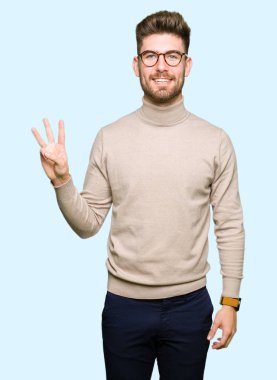 Gösterilen ve parmak üçüncü ile gülümseyen ise kendinden emin ve mutlu yukarıyı gözlüklü genç yakışıklı iş adamı.