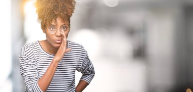 Güzel genç Afro-Amerikan kadın gözlük izole arka plan üzerinde gizli söylenti söylüyor dudaklarından el kötü amaçlı fısıldayan konuşma konuşmak