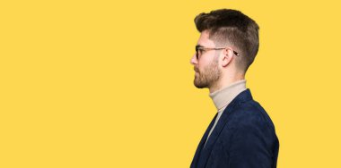 Tarafına, arayan genç yakışıklı iş adam gözlük dinlenmek doğal yüz emin gülümseme ile pozuyla profil.