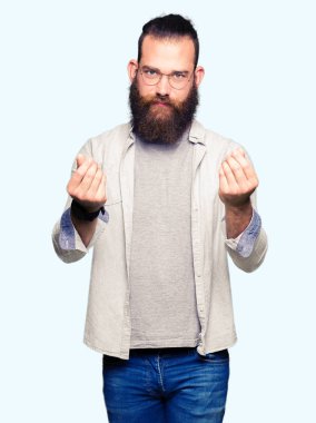 Maaş ödeme için milyoner iş soran yapıyor para hareketi el ile giyen genç sarışın adam gözlük