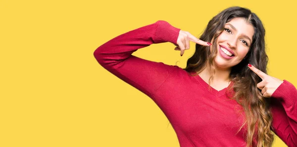 若い美しい女性の自信を示すと指歯と口を指して笑って赤いセーターを着ています 健康の概念 — ストック写真