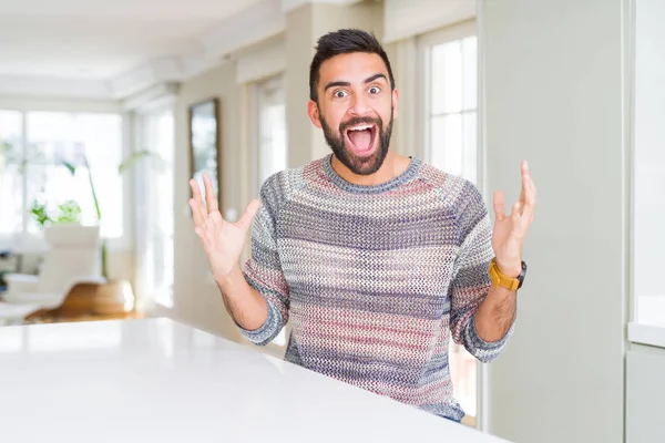 Hombre Hispano Guapo Vistiendo Suéter Casual Casa Celebrando Loco Sorprendido —  Fotos de Stock