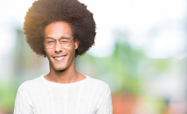 Mladý Americký Muž Afro Vlasy Nosíš Brýle Mrkání Při Pohledu — Stock fotografie