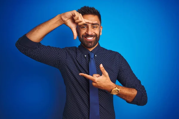 Jonge Indiase Zakenman Dragen Elegante Shirt Stropdas Staande Geïsoleerde Blauwe — Stockfoto