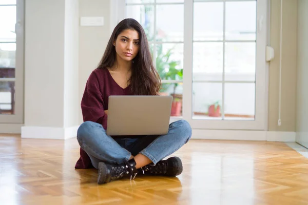 Mladá Žena Která Používá Počítačový Laptop Podlaze Skeptická Nervózní Neschvaluje — Stock fotografie