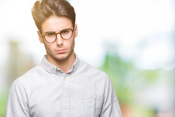眼鏡をかけて分離背景懐疑論者と神経 しかめっ面の動揺の上の問題のための若いハンサムな男 否定的な人 — ストック写真