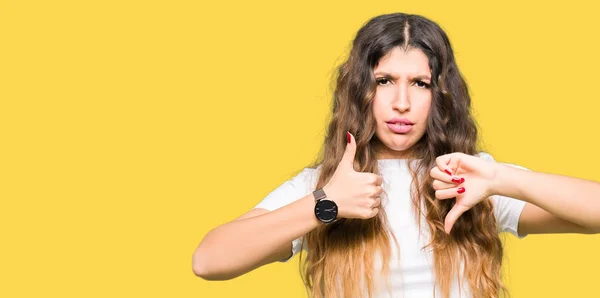 Mooie Jongedame Dragen Casual Wit Shirt Doen Duimen Omhoog Omlaag — Stockfoto