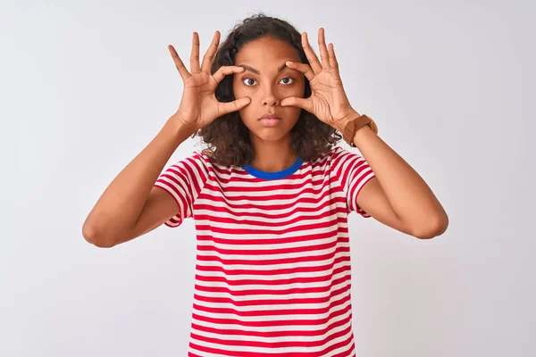 Jonge Braziliaanse Vrouw Dragen Rood Gestreepte Shirt Staande Geïsoleerde Witte — Stockfoto