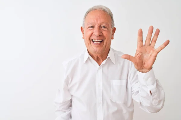 孤立した白い背景の上に立つエレガントなシャツを着た先輩の灰色の男は 自信を持って幸せに微笑みながら 指番号5を示し 指で指を上げている — ストック写真