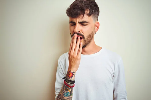 Joven Hombre Con Tatuaje Vistiendo Camiseta Pie Sobre Fondo Blanco — Foto de Stock