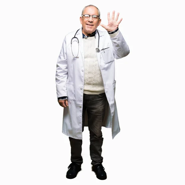 英俊的资深医生男子穿着医疗外套显示和手指指向五 同时微笑着自信和快乐 — 图库照片