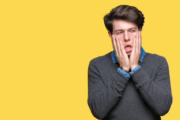 Jovem Bonito Homem Elegante Sobre Fundo Isolado Mãos Cansadas Cobrindo — Fotografia de Stock