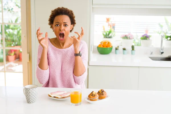 Mujer Afroamericana Joven Comiendo Desayunos Mañana Casa Loca Loca Gritando — Foto de Stock