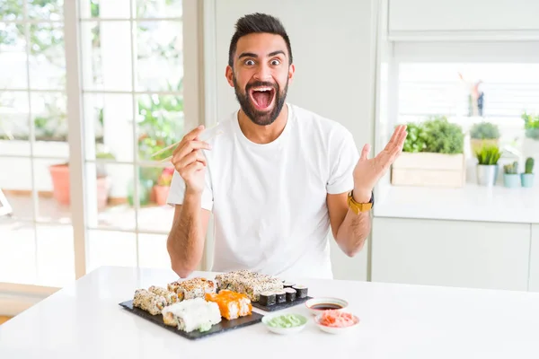 Hombre Hispano Guapo Comiendo Sushi Asiático Usando Palillos Muy Felices — Foto de Stock