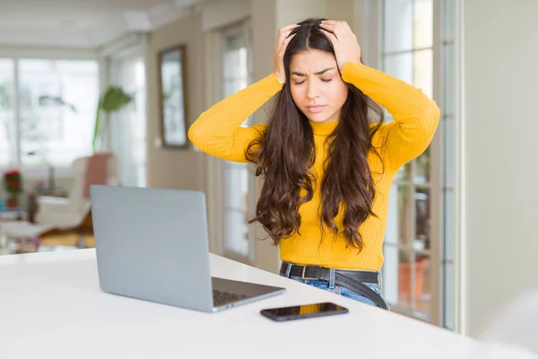 Junge Frau Mit Computer Laptop Leiden Unter Kopfschmerzen Verzweifelt Und — Stockfoto