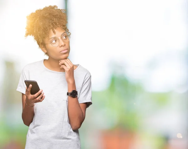 Jeune Femme Afro Américaine Utilisant Smartphone Sur Fond Isolé Visage — Photo