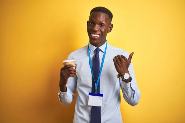 Afrikansk Amerikansk Affärsman Bär Dricka Kaffe Över Isolerad Gul Bakgrund — Stockfoto