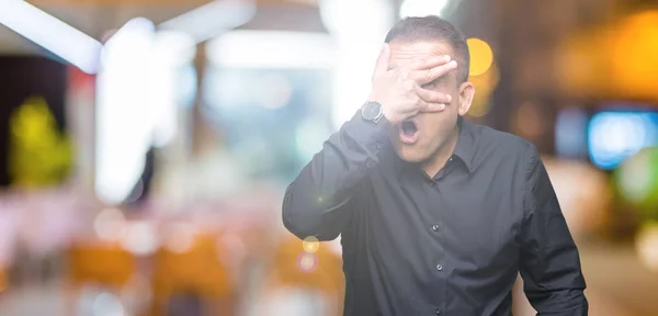 Hombre Negocios Árabe Mediana Edad Guapo Sobre Fondo Aislado Asomándose — Foto de Stock