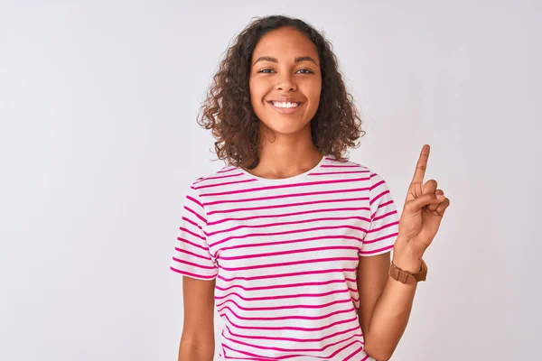 분홍색 줄무늬 티셔츠를 브라질 여성은 자신감과 행복한 미소를 지으면서 손가락 — 스톡 사진