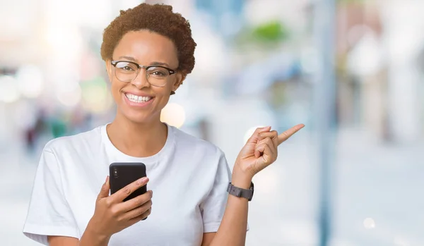 Jovem Afro Americana Usando Smartphone Sobre Fundo Isolado Muito Feliz — Fotografia de Stock