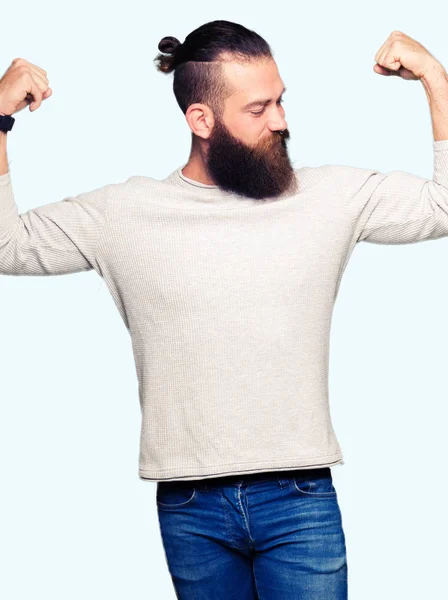 Joven Hombre Rubio Con Suéter Casual Mostrando Los Músculos Los —  Fotos de Stock
