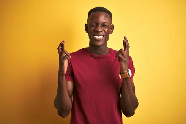 Joven Hombre Afroamericano Vistiendo Camiseta Roja Pie Sobre Aislado Fondo —  Fotos de Stock