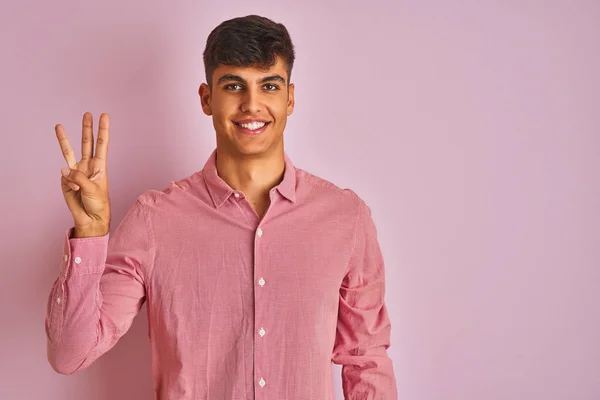 Mladý Indiánský Muž Elegantním Tričkem Který Stojí Osamělém Růžovém Pozadí — Stock fotografie