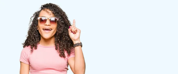 Junge Schöne Frau Mit Lockigem Haar Und Rosafarbener Sonnenbrille Mit — Stockfoto