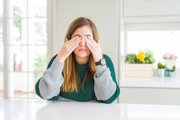 Jonge Mooie Size Vrouw Dragen Casual Gestreepte Trui Wrijven Ogen — Stockfoto