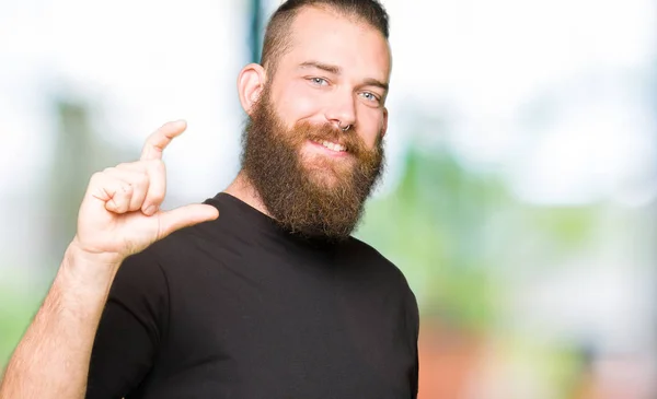 Joven Hombre Rubio Con Camiseta Casual Sonriente Seguro Gesto Con —  Fotos de Stock