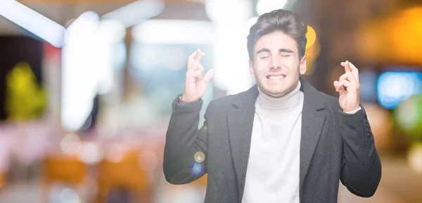 Joven Hombre Elegante Con Abrigo Invierno Sobre Fondo Aislado Sonriendo — Foto de Stock