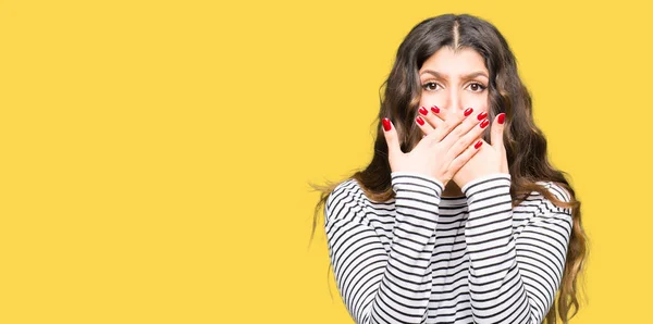 Junge Schöne Frau Streifen Pullover Schockiert Mund Mit Den Händen — Stockfoto