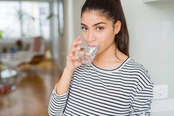 Hermosa Joven Bebiendo Vaso Agua Fresca Casa — Foto de Stock