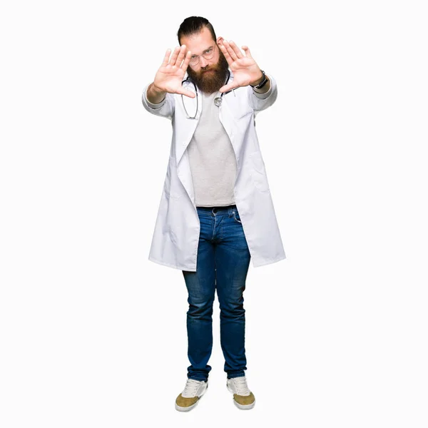 Young Blond Doctor Man Beard Wearing Medical Coat Smiling Doing — Stock Photo, Image