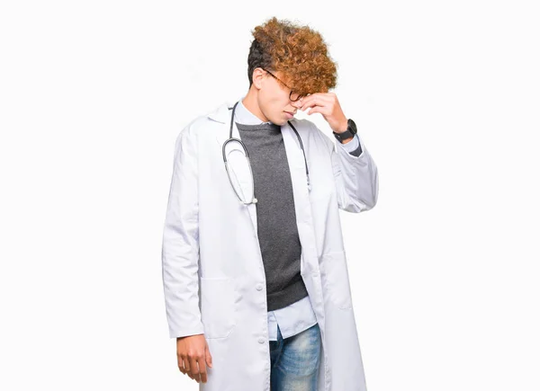 Młody Przystojny Lekarz Człowiek Sobie Medycznych Płaszcz Zmęczony Pocieranie Nosa — Zdjęcie stockowe