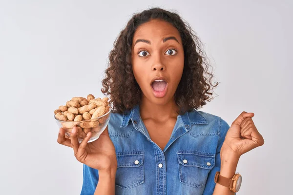 Jeune Femme Brésilienne Tenant Bol Avec Des Cacahuètes Debout Sur — Photo