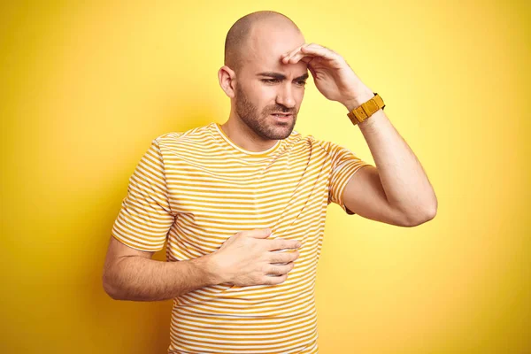 Junger Glatzköpfiger Mann Mit Bart Lässig Gestreiftes Shirt Über Gelbem — Stockfoto