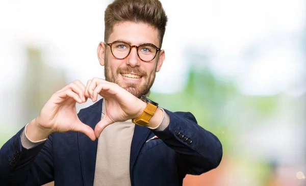 Junger Gutaussehender Geschäftsmann Mit Brille Der Verliebt Lächelnd Das Herzsymbol — Stockfoto
