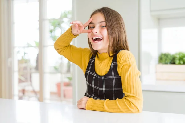 Jeune Belle Fille Blonde Enfant Portant Pull Jaune Décontracté Maison — Photo