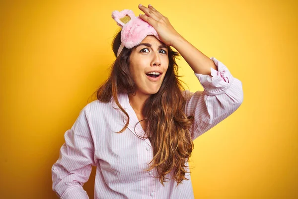 Mujer Joven Con Pijama Máscara Dormir Pie Sobre Fondo Aislado — Foto de Stock