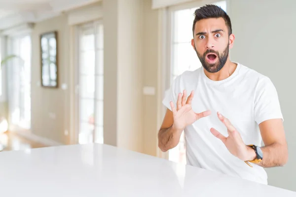 Vacker Spansktalande Man Casual Vit Shirt Hemma Rädd Och Skräckslagen — Stockfoto