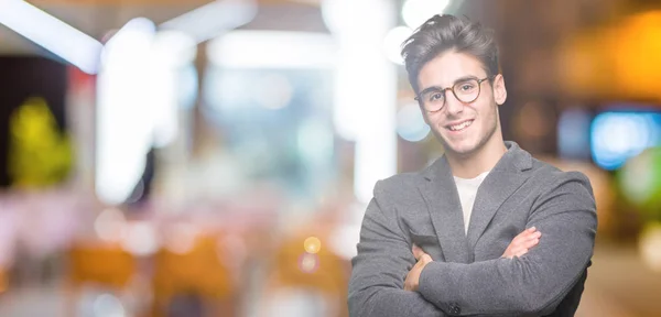 Jonge Zakenman Bril Geïsoleerde Achtergrond Blij Gezicht Lachend Met Gekruiste — Stockfoto