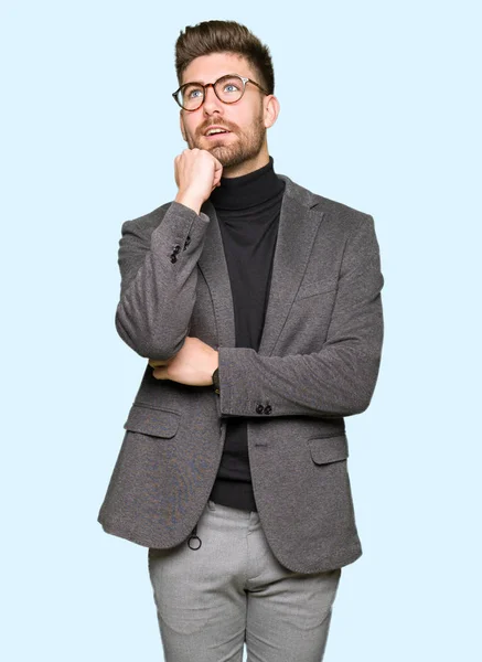 Junger Gutaussehender Geschäftsmann Mit Brille Die Hand Kinn Nachdenklich Fragend — Stockfoto