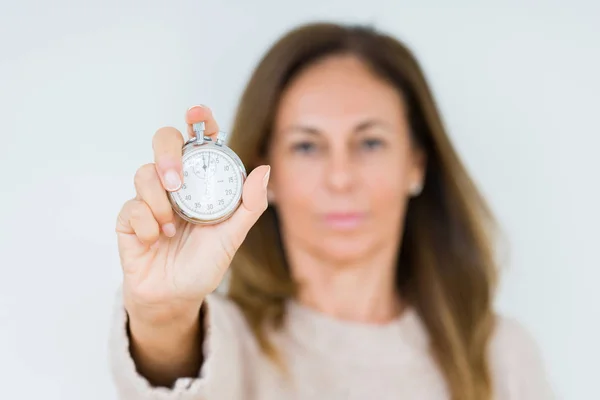 Donna Mezza Età Che Tiene Cronometro Sfondo Isolato Con Espressione — Foto Stock