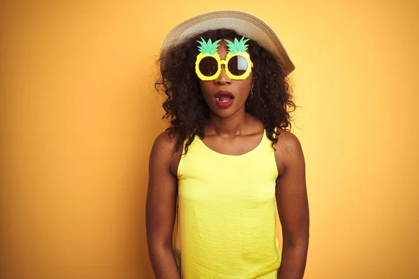 Afrikansk Amerikansk Kvinna Bär Rolig Ananas Solglasögon Över Isolerad Gul — Stockfoto